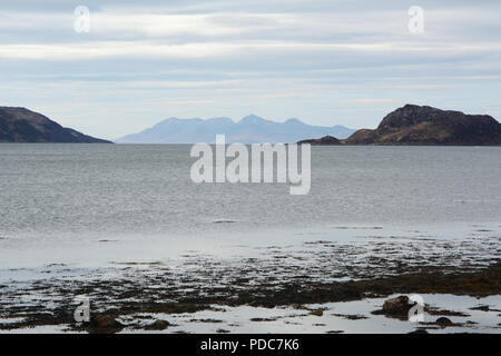 Ein Strand am Loch Nevis auf den Atlantischen Ozean bei Ebbe in der Stadt von Inverie auf der Halbinsel Knoydart, Schottland, Vereinigtes Königreich. Stockfoto