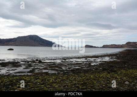 Ein Strand am Loch Nevis auf den Atlantischen Ozean bei Ebbe in der Stadt von Inverie auf der Halbinsel Knoydart, Schottland, Vereinigtes Königreich. Stockfoto