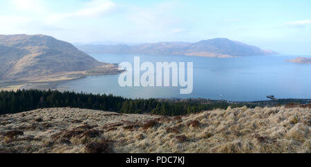 Ein Berg Aussichtspunkt auf sgurr Coire Choinnichean über den Atlantik und die Stadt von Inverie, Halbinsel Knoydart, Scottish Highlands, Schottland, Großbritannien. Stockfoto