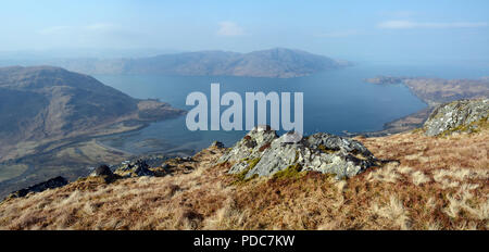 Ein Berg Aussichtspunkt auf sgurr Coire Choinnichean über den Atlantik und die Stadt von Inverie, Halbinsel Knoydart, Scottish Highlands, Schottland, Großbritannien. Stockfoto