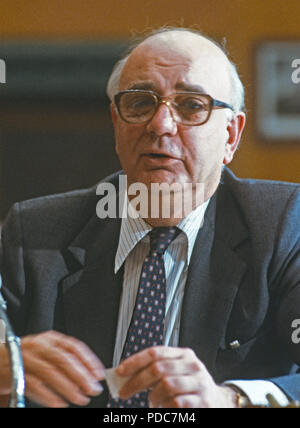 Washington, Vereinigte Staaten von Amerika. 07 Juli, 2018. Vorsitzender der Federal Reserve Paul A. Volcker bezeugt vor ein US-Senatsausschuss auf dem Capitol Hill in Washington DC am 8. Februar 1984. Credit: Arnie Sachs/CNP | Verwendung der weltweiten Kredit: dpa/Alamy leben Nachrichten Stockfoto