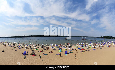 Berlin, Deutschland. 08 Aug, 2018. Schwimmer genießen Sie den Sommer Wetter im Strandbad Wannsee. Foto: Ralf Hirschberger/dpa/Alamy leben Nachrichten Stockfoto