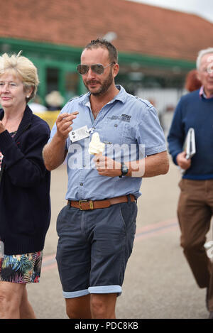 Brighton UK 8. August 2018 - Eis Wetter im Brighton Rennen Marathonbet Festival der Racing Marstons öffnung Tag: Simon Dack/Alamy leben Nachrichten Stockfoto