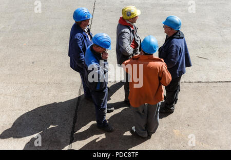 Flensburg, Deutschland. 03 Mai, 2018. Arbeitnehmer der FSG-Werft (Flensburger Schiffbau-Gesellschaft mbH & Co.KG) stehen auf der Werft. Quelle: Markus Scholz/dpa/Alamy leben Nachrichten Stockfoto