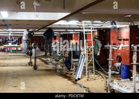 Flensburg, Deutschland. 03 Mai, 2018. Arbeitnehmer arbeiten in einer neuen Fähre Werft der FSG-Werft (Flensburger Schiffbau-Gesellschaft mbH & Co.KG). Quelle: Markus Scholz/dpa/Alamy leben Nachrichten Stockfoto