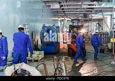 Flensburg, Deutschland. 03 Mai, 2018. Ein Arbeitnehmer arbeitet in einer neuen Fähre Werft der FSG-Werft (Flensburger Schiffbau-Gesellschaft mbH & Co.KG). Quelle: Markus Scholz/dpa/Alamy leben Nachrichten Stockfoto
