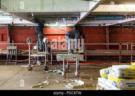 Flensburg, Deutschland. 03 Mai, 2018. Arbeitnehmer arbeiten in einer neuen Fähre Werft der FSG-Werft (Flensburger Schiffbau-Gesellschaft mbH & Co.KG). Quelle: Markus Scholz/dpa/Alamy leben Nachrichten Stockfoto