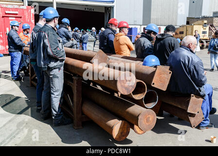Flensburg, Deutschland. 03 Mai, 2018. Auf dem Gelände der FSG-Werft (Flensburger Schiffbau-Gesellschaft mbH & Co.KG) mit dem Flensburger KWK-Anlage im Hintergrund. Quelle: Markus Scholz/dpa/Alamy leben Nachrichten Stockfoto