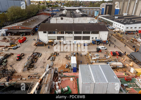 Flensburg, Deutschland. 03 Mai, 2018. Auf dem Gelände der FSG-Werft (Flensburger Schiffbau-Gesellschaft mbH & Co.KG) mit dem Flensburger KWK-Anlage im Hintergrund. Quelle: Markus Scholz/dpa/Alamy leben Nachrichten Stockfoto