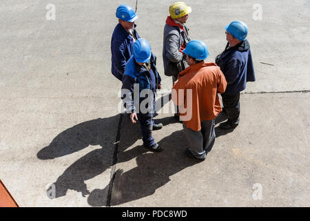 Flensburg, Deutschland. 03 Mai, 2018. Auf dem Gelände der FSG-Werft (Flensburger Schiffbau-Gesellschaft mbH & Co.KG) mit dem Flensburger KWK-Anlage im Hintergrund. Quelle: Markus Scholz/dpa/Alamy leben Nachrichten Stockfoto