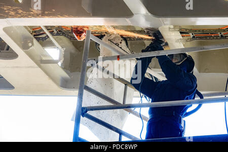 Flensburg, Deutschland. 03 Mai, 2018. Ein Arbeitnehmer arbeitet in einer neuen Fähre Werft der FSG-Werft (Flensburger Schiffbau-Gesellschaft mbH & Co.KG). Quelle: Markus Scholz/dpa/Alamy leben Nachrichten Stockfoto