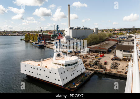 Flensburg, Deutschland. 03 Mai, 2018. Auf dem Gelände der FSG-Werft (Flensburger Schiffbau-Gesellschaft mbH & Co.KG) mit dem Flensburger KWK-Anlage im Hintergrund. Quelle: Markus Scholz/dpa/Alamy leben Nachrichten Stockfoto