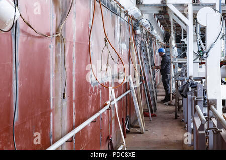 Flensburg, Deutschland. 03 Mai, 2018. Ein Arbeitnehmer arbeitet in einer neuen Fähre Werft der FSG-Werft (Flensburger Schiffbau-Gesellschaft mbH & Co.KG). Quelle: Markus Scholz/dpa/Alamy leben Nachrichten Stockfoto