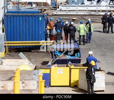 Flensburg, Deutschland. 03 Mai, 2018. Arbeitnehmer der FSG-Werft (Flensburger Schiffbau-Gesellschaft mbH & Co.KG) stehen auf der Werft. Quelle: Markus Scholz/dpa/Alamy leben Nachrichten Stockfoto