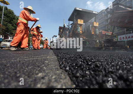 Yangzhou, China Jiangsu Provinz. 8 Aug, 2018. Arbeitnehmer auf einer Straße Baustelle inmitten hoher Temperatur in Yangzhou gesehen, der ostchinesischen Provinz Jiangsu, Aug 8, 2018. Credit: Meng Delong/Xinhua/Alamy leben Nachrichten Stockfoto