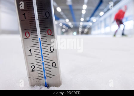 Deutschland, Oberhof. 08 Aug, 2018. Ein Thermometer ist im Schnee der Ski Sport Halle stecken und die Temperatur knapp unter null Grad Celsius. Foto: jens-ulrich Koch/dpa-Zentralbild/dpa/Alamy leben Nachrichten Stockfoto