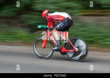 Glasgow, Schottland. 8 Aug, 2018. Ein Konkurrent in der Europäischen Meisterschaft Mens Cycling Time Trial event Racing durch die Landschaft in der Nähe des Dorfes Lennoxtown, Schottland. Kredit George Robertson/Alamy leben Nachrichten Stockfoto