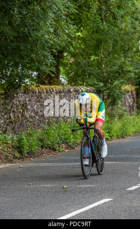 Glasgow, Schottland. 8 Aug, 2018. Ein Konkurrent in der Europäischen Meisterschaft Mens Cycling Time Trial event Racing durch die Landschaft in der Nähe des Dorfes Lennoxtown, Schottland. Kredit George Robertson/Alamy leben Nachrichten Stockfoto