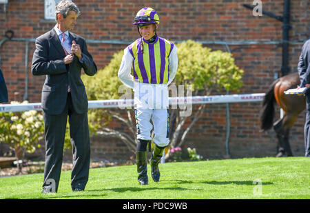 Brighton UK 8. August 2018 - Lokale jockey Jason Watson vor dem Reiten seiner zweiten Gewinner des Tages Tinto im Download die Marathonbet AppNursery Handicap Stangen bei den Rennen Marathonbet Brighton Festival der Racing Marstons öffnung Tag: Simon Dack/Alamy leben Nachrichten Stockfoto