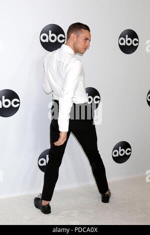 Beverly Hills, CA. 7 Aug, 2018. Adam Rippon in der Ankunftshalle für Disney ABC-Hosts TCA Summer Press Tour, The Beverly Hilton, Beverly Hills, CA August 7, 2018. Credit: Priscilla Grant/Everett Collection/Alamy leben Nachrichten Stockfoto