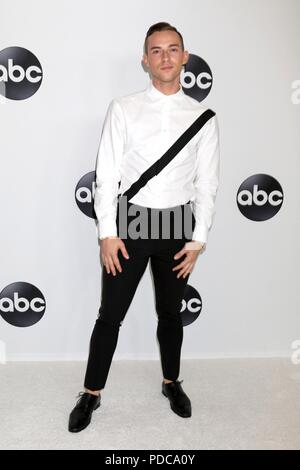 Adam Rippon in der Ankunftshalle für Disney ABC-Hosts TCA Summer Press Tour, The Beverly Hilton, Beverly Hills, CA August 7, 2018. Foto von: Priscilla Grant/Everett Collection Stockfoto