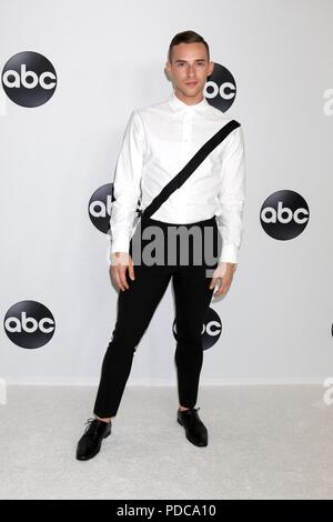 Adam Rippon in der Ankunftshalle für Disney ABC-Hosts TCA Summer Press Tour, The Beverly Hilton, Beverly Hills, CA August 7, 2018. Foto von: Priscilla Grant/Everett Collection Stockfoto