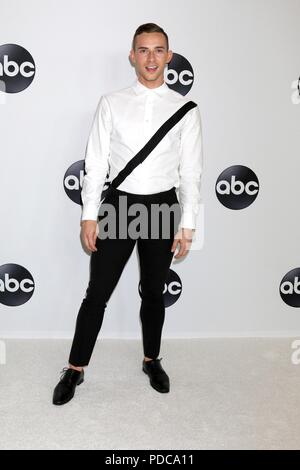 Adam Rippon in der Ankunftshalle für Disney ABC-Hosts TCA Summer Press Tour, The Beverly Hilton, Beverly Hills, CA August 7, 2018. Foto von: Priscilla Grant/Everett Collection Stockfoto