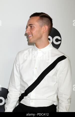 Adam Rippon in der Ankunftshalle für Disney ABC-Hosts TCA Summer Press Tour, The Beverly Hilton, Beverly Hills, CA August 7, 2018. Foto von: Priscilla Grant/Everett Collection Stockfoto