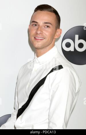 Adam Rippon in der Ankunftshalle für Disney ABC-Hosts TCA Summer Press Tour, The Beverly Hilton, Beverly Hills, CA August 7, 2018. Foto von: Priscilla Grant/Everett Collection Stockfoto