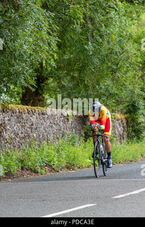 Glasgow, Schottland. 8 Aug, 2018. Ein Konkurrent in der Europäischen Meisterschaft Mens Cycling Time Trial event Racing durch die Landschaft in der Nähe des Dorfes Lennoxtown, Schottland. Kredit George Robertson/Alamy leben Nachrichten Stockfoto