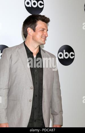 Beverly Hills, CA. 7 Aug, 2018. Nathan Fillion bei der Ankunft für Disney ABC-Hosts TCA Summer Press Tour, The Beverly Hilton, Beverly Hills, CA August 7, 2018. Credit: Priscilla Grant/Everett Collection/Alamy leben Nachrichten Stockfoto