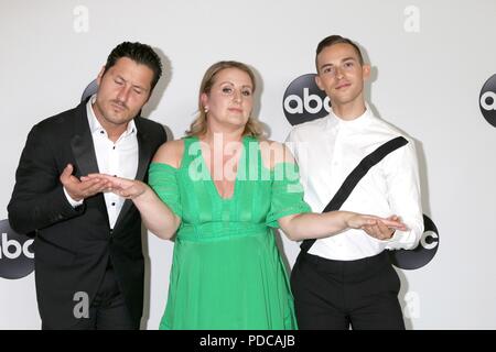 Beverly Hills, CA. 7 Aug, 2018. Val Chmerkovskiy, Mandy Moore, Adam Rippon in der Ankunftshalle für Disney ABC-Hosts TCA Summer Press Tour - Teil 3, The Beverly Hilton, Beverly Hills, CA August 7, 2018. Credit: Priscilla Grant/Everett Collection/Alamy leben Nachrichten Stockfoto