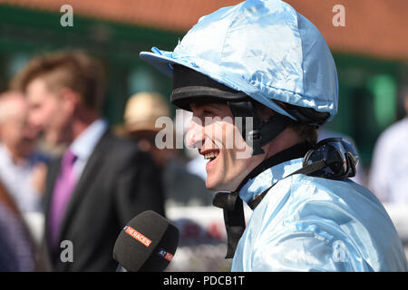 Brighton UK 8. August 2018 - Jockey Charlie Bennett an der Brighton Rennen Marathonbet Festival der Racing Marstons öffnung Tag: Simon Dack/Alamy leben Nachrichten Stockfoto