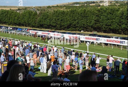 Brighton UK 8. August 2018 - Die Brighton Rennen Marathonbet Festival der Racing Marstons öffnung Tag: Simon Dack/Alamy leben Nachrichten Stockfoto