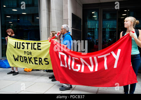 London, Großbritannien. 8. August 2018. Bundesministerium der Justiz, Petty France, London. Reiniger aus den Vereinigten Stimmen der Welt Union strike für drei Tage anspruchsvolle London Living Wage von £ 10.20 eine Stunde anstatt der Mindestlohn von £ 7,83, dass sie derzeit bezahlt werden. Credit: Jenny Matthews/Alamy leben Nachrichten Stockfoto