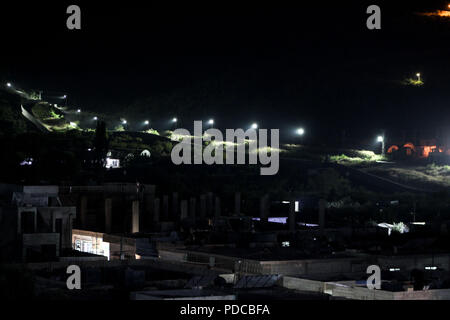 August 5, 2018 - Khirbet Al-Jawz, ländlichen Gebieten von Lattakia, Syrien - Blick auf Syrian-Turkish Grenze bei Nacht und Camps für die von Lattakia und seine Landschaft verdrängt. Die Verbreitung der Türkischen gendarmerie Elemente auf dem Grenzstreifen zwischen Syrien und der Türkei. Credit: muhmmad Al-Najjar/SOPA Images/ZUMA Draht/Alamy leben Nachrichten Stockfoto