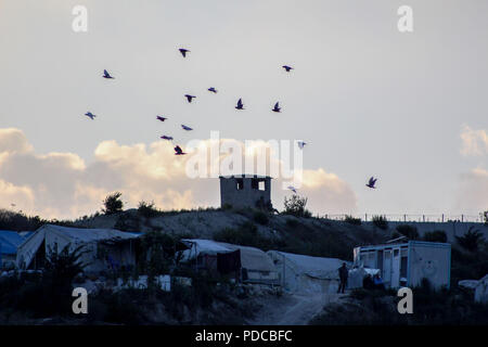 August 5, 2018 - Khirbet Al-Jawz, ländlichen Gebieten von Lattakia, Syrien - ein Blick auf die Camps für die aus den Bereichen Latakia und seine Landschaft verdrängt. Die Verbreitung der Türkischen gendarmerie Elemente auf dem Grenzstreifen zwischen Syrien und der Türkei. Credit: muhmmad Al-Najjar/SOPA Images/ZUMA Draht/Alamy leben Nachrichten Stockfoto