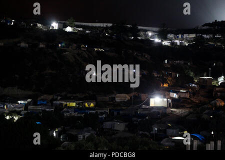 August 5, 2018 - Khirbet Al-Jawz, ländlichen Gebieten von Lattakia, Syrien - Blick auf Syrian-Turkish Grenze bei Nacht und Camps für die von Lattakia und seine Landschaft verdrängt. Die Verbreitung der Türkischen gendarmerie Elemente auf dem Grenzstreifen zwischen Syrien und der Türkei. Credit: muhmmad Al-Najjar/SOPA Images/ZUMA Draht/Alamy leben Nachrichten Stockfoto