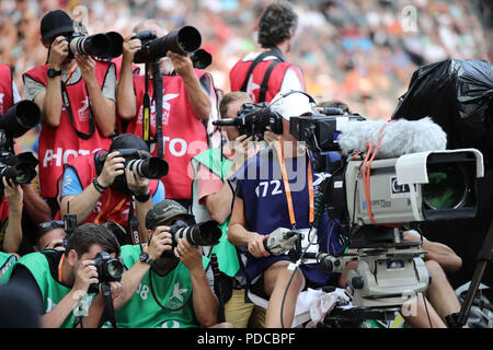 Berlin, Deutschland. 08 Aug, 2018. Athletik, Europameisterschaften im Olympiastadion: Fotografen sitzen hinter einem TV Kameramann. Quelle: Michael Kappeler/dpa/Alamy leben Nachrichten Stockfoto