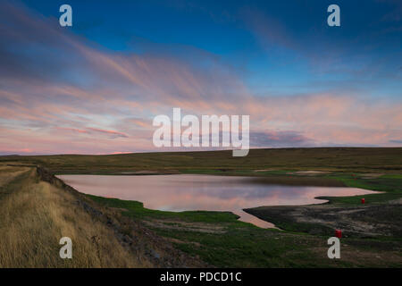 Redbrook Reservoir, UK. 8. August 2018. Niedrige Wasserstände können, wie die Sonne am Redbrook Reservoir, Marsden, West Yorkshire gesehen werden. Quelle: Matthew Wilkinson/Alamy leben Nachrichten Stockfoto