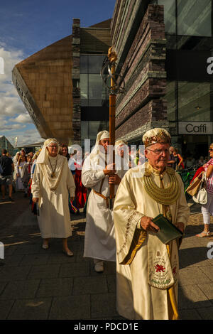 National Eisteddfod von Wales, Cardiff Bay, Wales, UK. 8. August 2018. Gorsedd Zeremonie Prozesse aus Wales Millennium Centre, geführt von der Archdruid Geraint Clwyd Owen, nach der Prosa Siegerehrung am National Eisteddfod von Wales. © Haydn Denman/Alamy Leben Nachrichten. Stockfoto