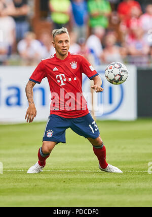 Rottach Egern, August 08, 2018 RAFINHA (FCB 13) Laufwerke, die Kugel, Aktion steuert, in voller Größe, Single Action mit Kugel, vollen Körper, ganze Zahl, Ausschnitt, einzelne Schüsse, Kugel Behandlung, Pick-up, Kopfzeile, Ausschneiden, FC Bayern München - FC Rottach-Egern 20-2 Test Match im Trainingscamp zur Vorbereitung Saison 2018/2019, 8. August 2018 in Rottach-Egern, Tegernsee, Deutschland. © Peter Schatz/Alamy leben Nachrichten Stockfoto