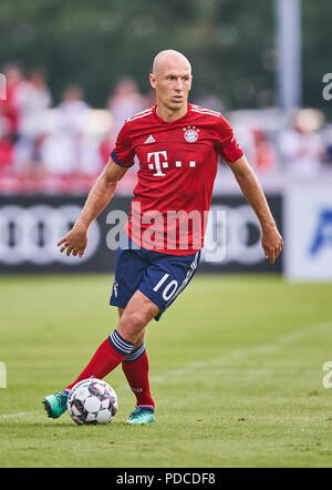 Rottach Egern, August 08, 2018 Arjen ROBBEN, FCB 10 Antriebe, die Kugel, Aktion steuert, in voller Größe, Single Action mit Kugel, vollen Körper, ganze Zahl, Ausschnitt, einzelne Schüsse, Kugel Behandlung, Pick-up, Kopfzeile, Ausschneiden, FC Bayern München - FC Rottach-Egern 20-2 Test Match im Trainingscamp zur Vorbereitung Saison 2018/2019, 8. August 2018 in Rottach-Egern, Tegernsee, Deutschland. © Peter Schatz/Alamy leben Nachrichten Stockfoto