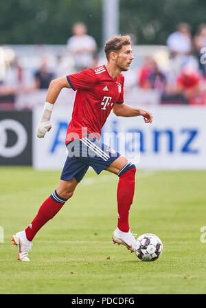 Rottach Egern, August 08, 2018 Leon Goretzka, FCB 18 Laufwerke, die Kugel, Aktion steuert, in voller Größe, Single Action mit Kugel, vollen Körper, ganze Zahl, Ausschnitt, einzelne Schüsse, Kugel Behandlung, Pick-up, Kopfzeile, Ausschneiden, FC Bayern München - FC Rottach-Egern 20-2 Test Match im Trainingscamp zur Vorbereitung Saison 2018/2019, 8. August 2018 in Rottach-Egern, Tegernsee, Deutschland. © Peter Schatz/Alamy leben Nachrichten Stockfoto