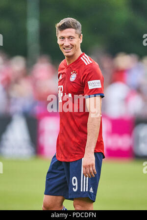 Rottach Egern, August 08, 2018 Robert Lewandowski, FCB 9 halbe Größe, Porträt, lachen, lächeln FC Bayern München - FC Rottach-Egern 20-2 Test Match im Trainingscamp zur Vorbereitung Saison 2018/2019, 8. August 2018 in Rottach-Egern, Tegernsee, Deutschland. © Peter Schatz/Alamy leben Nachrichten Stockfoto