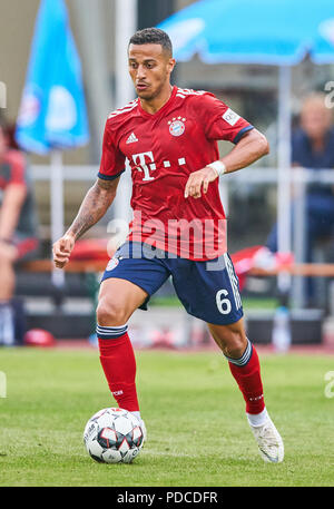 Rottach Egern, August 08, 2018 Thiago ALCANTARA, FCB 6 Antriebe, die Kugel, Aktion steuert, in voller Größe, Single Action mit Kugel, vollen Körper, ganze Zahl, Ausschnitt, einzelne Schüsse, Kugel Behandlung, Pick-up, Kopfzeile, Ausschneiden, FC Bayern München - FC Rottach-Egern 20-2 Test Match im Trainingscamp zur Vorbereitung Saison 2018/2019, 8. August 2018 in Rottach-Egern, Tegernsee, Deutschland. © Peter Schatz/Alamy leben Nachrichten Stockfoto