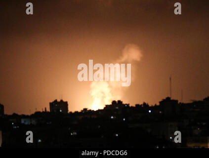 Gazastreifen palästinensische Gebiet, in Gaza. 9 Aug, 2018. Ein Feuerball gesehen explodierende Während israelische Luftangriffe im nördlichen Gazastreifen. Credit: SOPA Images/ZUMA Draht/Alamy leben Nachrichten Stockfoto