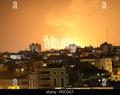 Gazastreifen palästinensische Gebiet, in Gaza. 9 Aug, 2018. Ein Feuerball gesehen explodierende Während israelische Luftangriffe im nördlichen Gazastreifen. Credit: SOPA Images/ZUMA Draht/Alamy leben Nachrichten Stockfoto