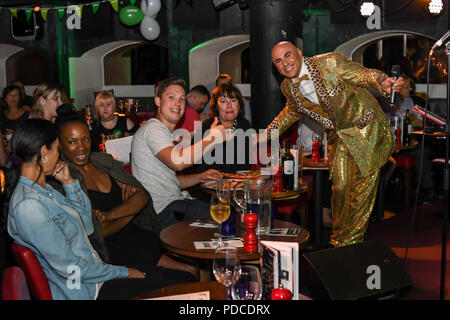 London, Großbritannien. 8. August 2018. Simon Goss von SHOWBIZ host Macmillan - Charity Gala bei Pizza Express Dean Street am 8. August 2018, London, UK. Bild Capital/Alamy leben Nachrichten Stockfoto