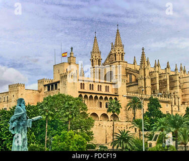 Palma, Mallorca, Balearen, Spanien. 18 Okt, 2004. Hinter der Statue des 12. Jahrhunderts franziskanischen Philosophen Ramon Llull ist der Königliche Palast von la Almudaina, eine im maurischen Stil arabischen Festung zu einer königlichen Residenz umgebaut. Die turmspitzen der Wahrzeichen aus dem 13. Jahrhundert im gotischen Römisch-katholische Kathedrale Santa Maria von Palma Aufstieg hinter dem Palast auf der spanischen Insel Mallorca (Mallorca) auf den Balearen im westlichen Mittelmeer, ein beliebtes Reise- und Urlaubsziel. Credit: Arnold Drapkin/ZUMA Draht/Alamy leben Nachrichten Stockfoto